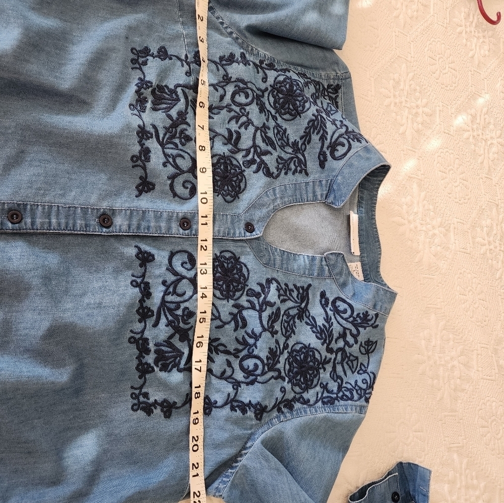 Country Store Denim Embroidered Long Roll Tab Sleeve Mocked V- Neck Size L - Picture 3 of 5